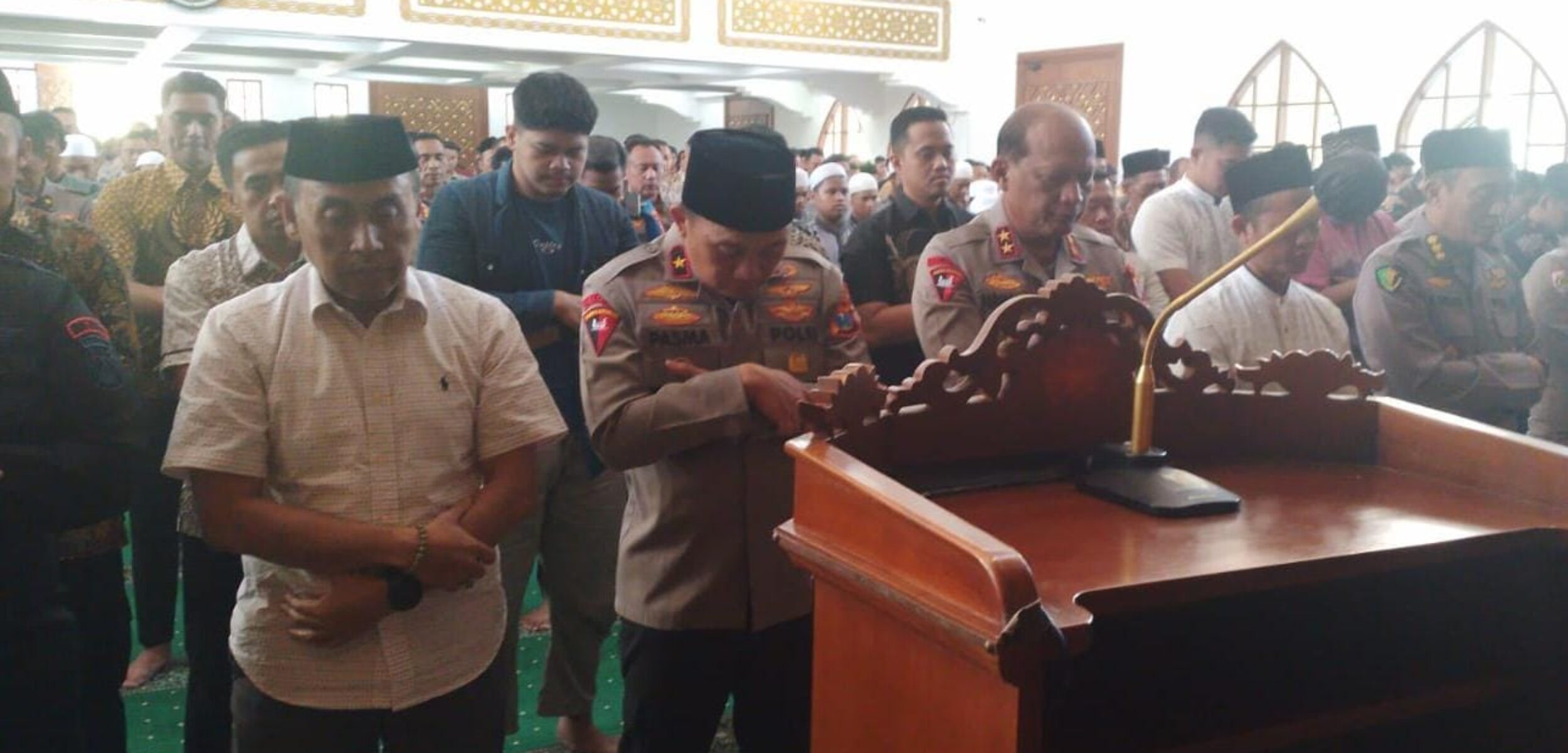 ratusan jamaah dari personel Polda Jawa Timur melaksanakan sholat ghoib untuk almarhum driver ojol Affan Kurniawan. (Humas Polda Jatim)