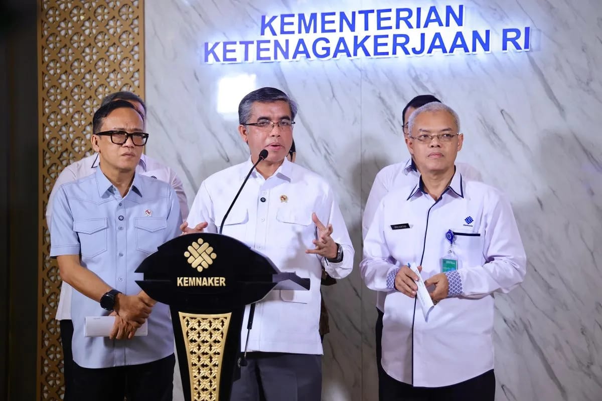 Menteri Ketenagakerjaan Yassierli dalam keterangan pers Surat Keputusan Bersama (SKB) 3 Menteri tentang Hari Libur Nasional dan Cuti Bersama Tahun 2025.