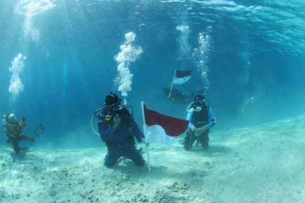 Direktorat Kepolisian Air dan Udara (Ditpolairud) Polda Sulawesi Selatan mengibarkan bendera merah putih di dasar laut. (Humas Polda Sulsel)