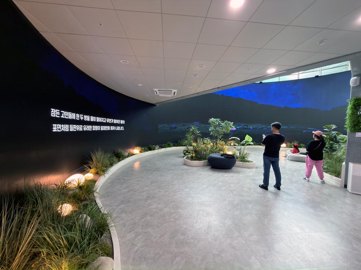 Media wall 2025 World Heritage Festival di lantai 1 Museum Dolmen Gochang, Gochang, Korea Selatan