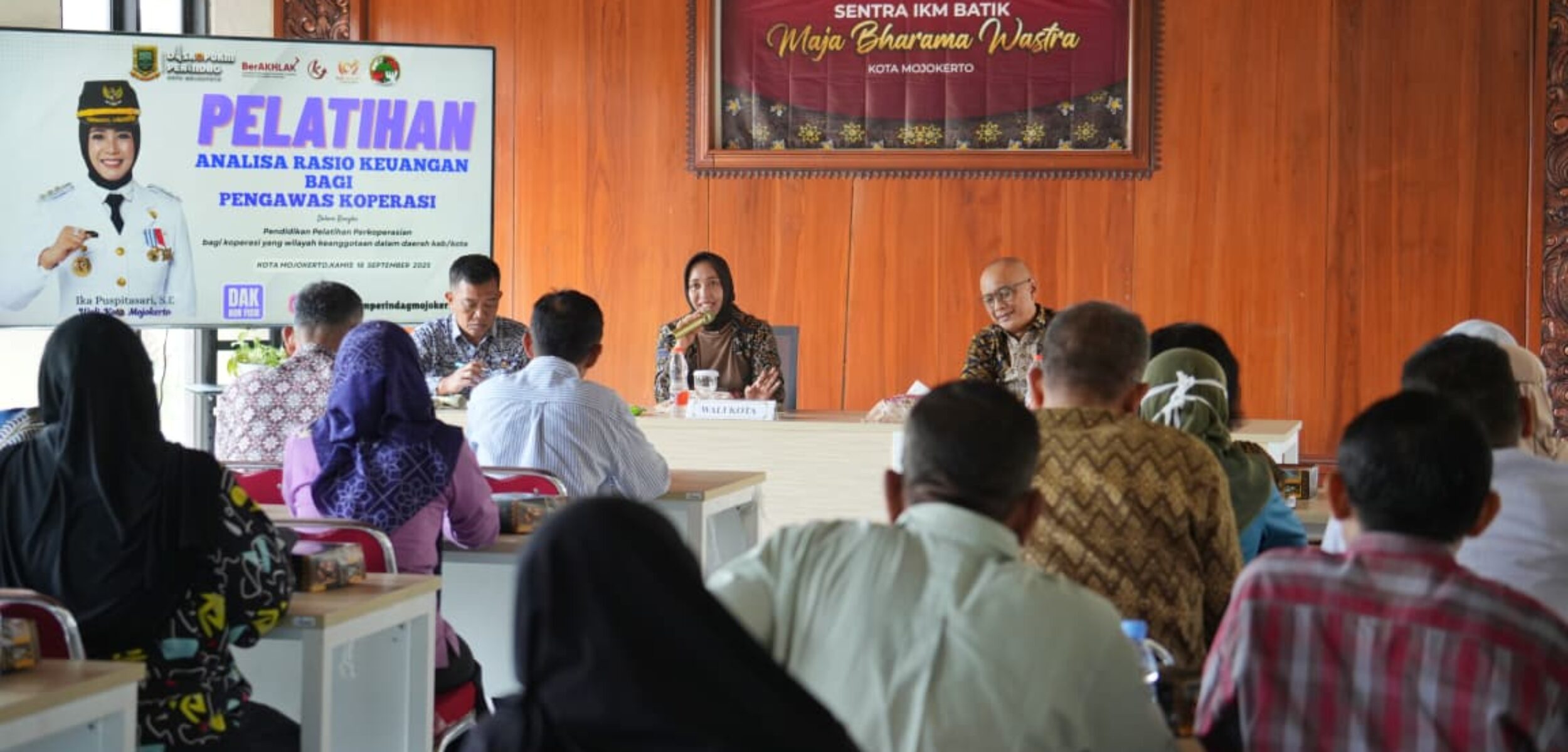 Wali Kota Mojokerto Ika Puspitasari dalam kegiatan Pelatihan Analisa Rasio Keuangan bagi pengawas Koperasi Multijasa (KMP), Koperasi Simpan Pinjam (KSP), dan Unit Simpan Pinjam (USP). (Kominfo Kota Mojokerto)