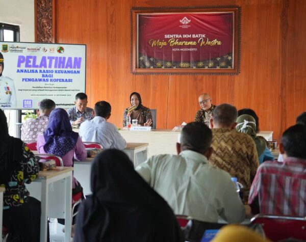 Buka Pelatihan Analisa Rasio Keuangan, Wali Kota Mojokerto Minta Pengawas Koperasi Lebih Profesional
