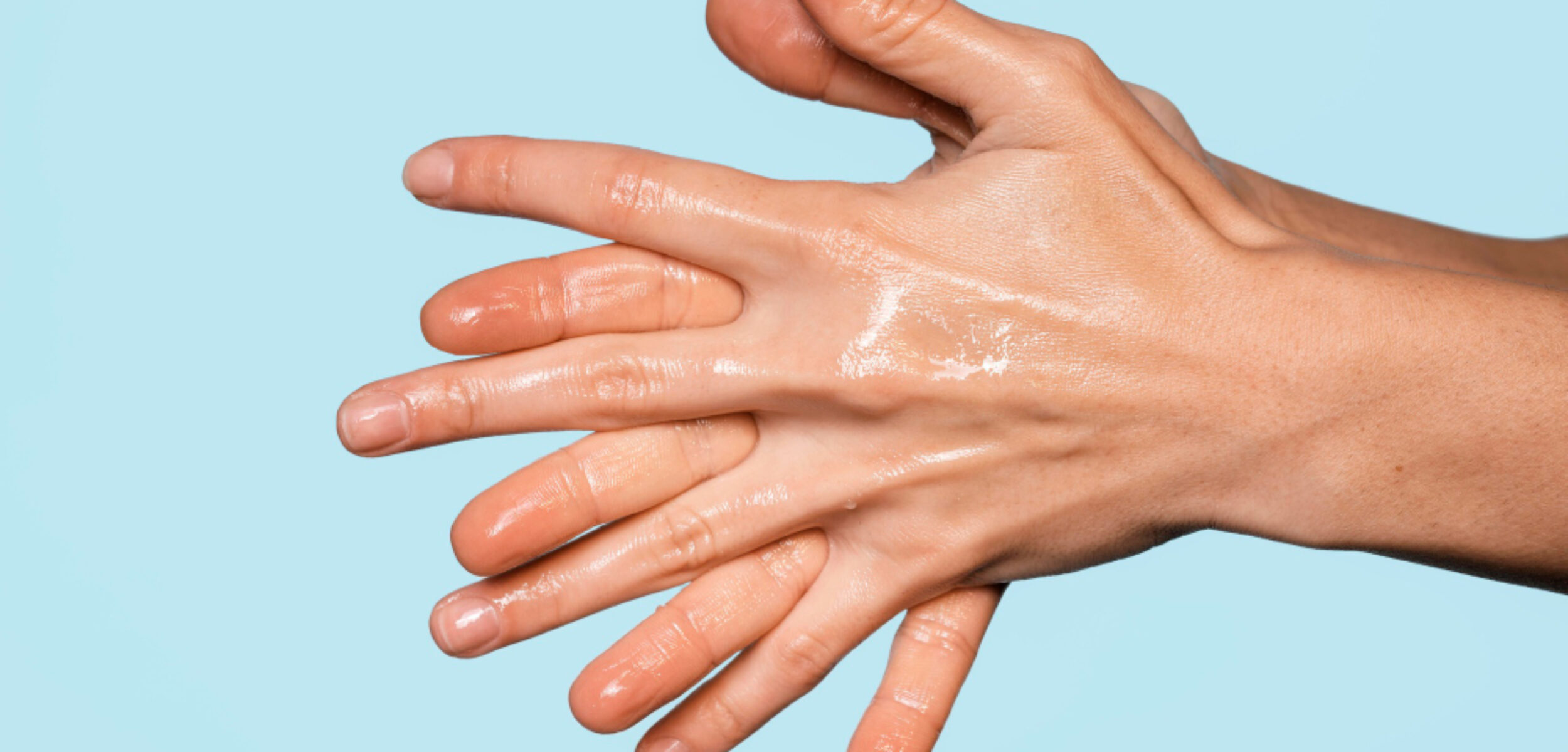 Ilustrasi telapak tangan berkeringat yang sering dikaitkan dengan penyakit jantung. (Freepik)