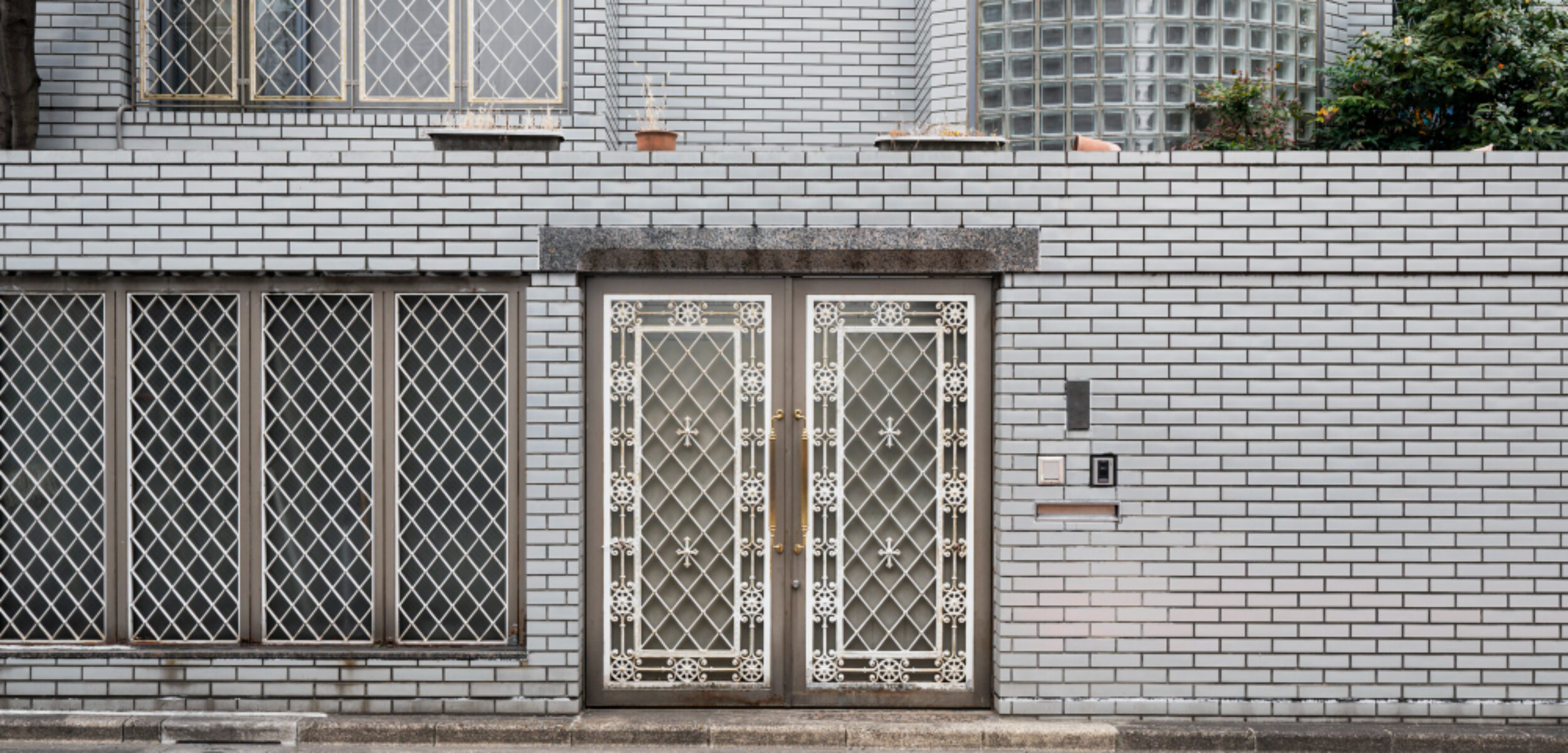 2149301050 1 Ilustrasi desain rumah minimalis dengan pagar roster beton. (Freepik)