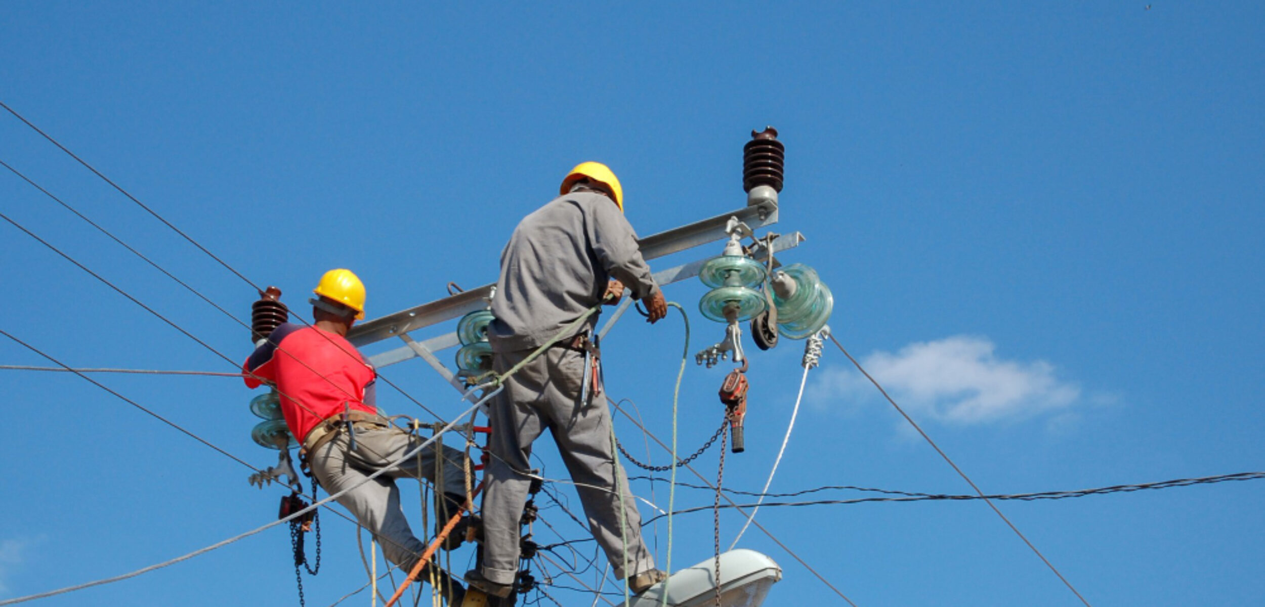 Ilustrasi perbaikan jaringan listrik. (Freepik)