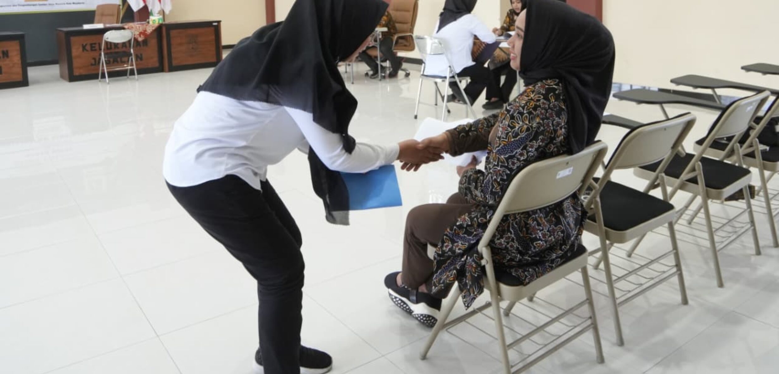 Wali Kota Mojokerto Ika Puspitasari meninjau langsung pelaksanaan pelaksanaan Ujian Dinas dan Ujian Kenaikan Pangkat. (Kominfo Kota Mojokerto)