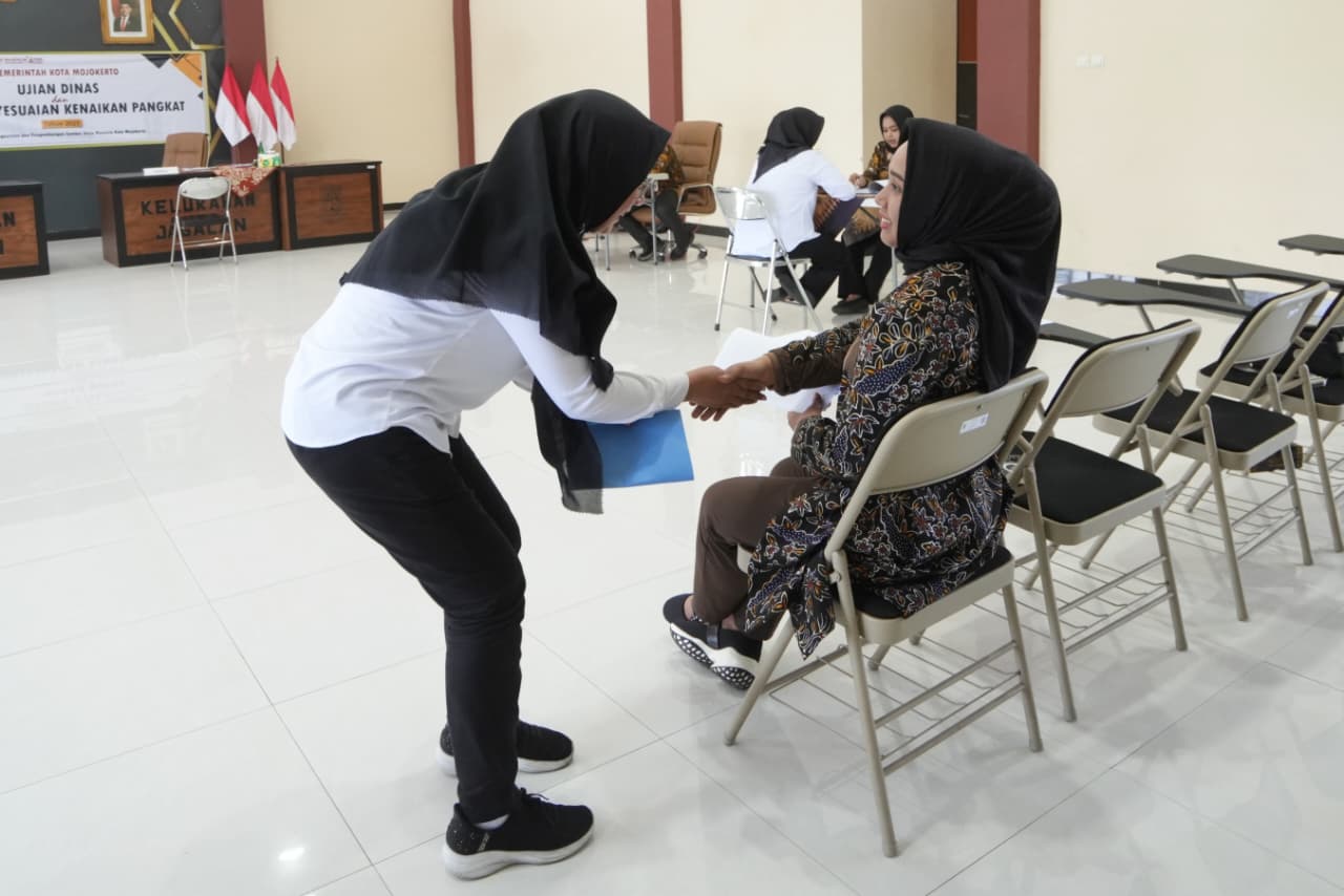 Wali Kota Mojokerto Ika Puspitasari meninjau langsung pelaksanaan pelaksanaan Ujian Dinas dan Ujian Kenaikan Pangkat. (Kominfo Kota Mojokerto)