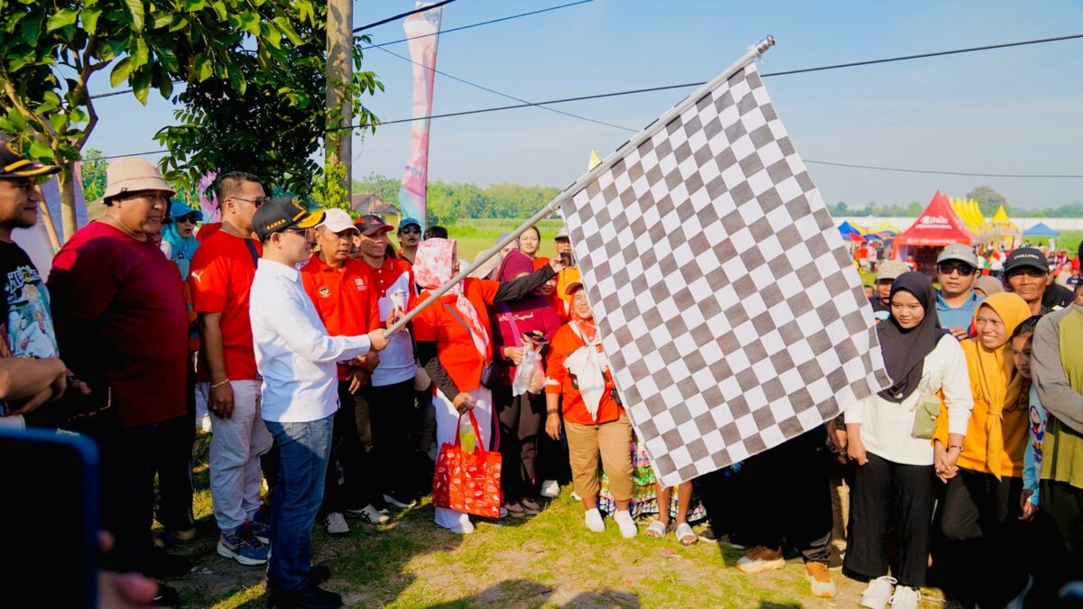 Bupati Mojokerto Muhammad Al Barra secara resmi memberangkatkan peserta jalan sehat. (Kominfo Kab Mojokerto)