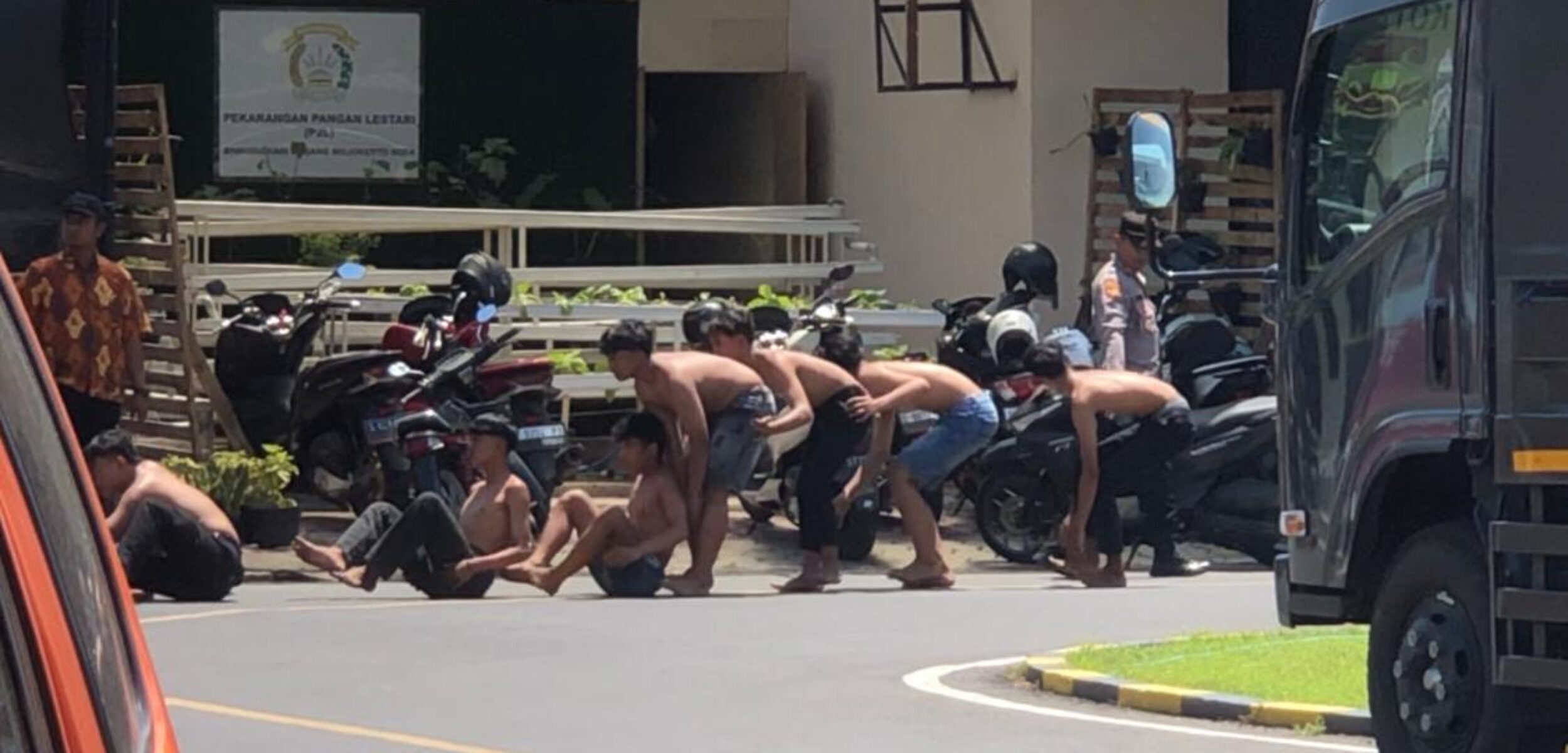 Sejumlah rejama saat digelandang di Mapolres Mojokerto Kota, Senin (1/9/2025) siang (Redaksi / Kabarterdepan.com)