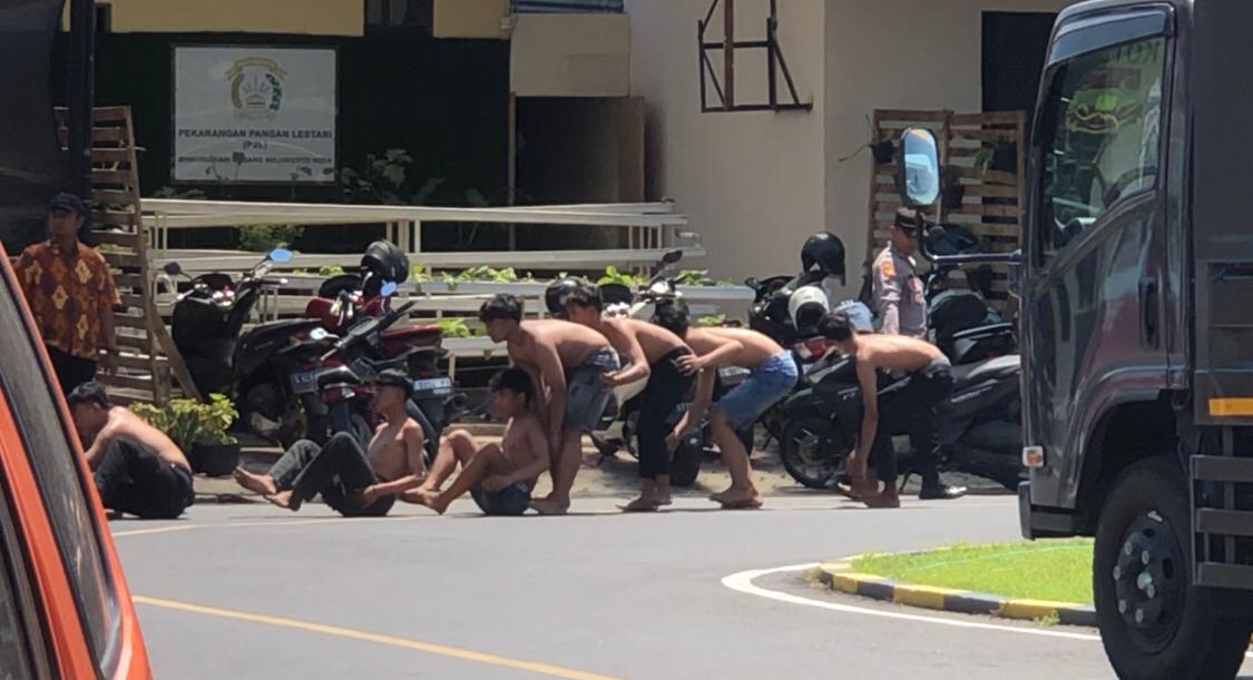 Sejumlah rejama saat digelandang di Mapolres Mojokerto Kota, Senin (1/9/2025) siang (Redaksi / Kabarterdepan.com)