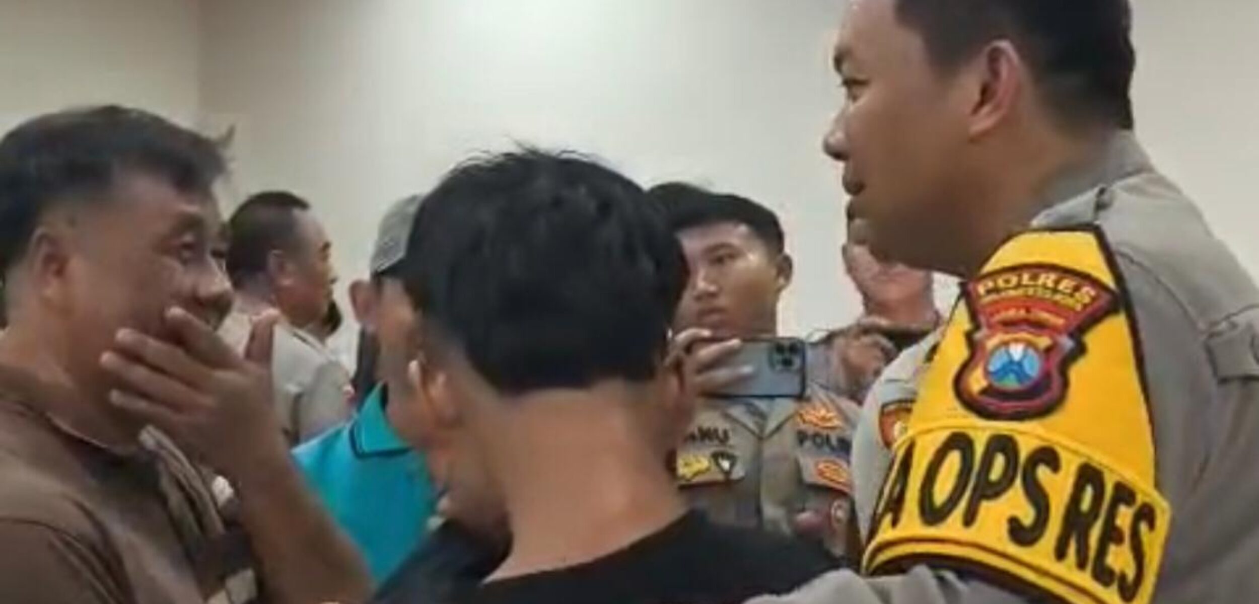Kapolres Mojokerto Kota, AKBP Herdiawan Arifianto saat menyerahkan remaja yang diduga akan ikut demo ke orang tuanya, Senin (1/9/2025) (Redaksi / Kabarterdepan.com)