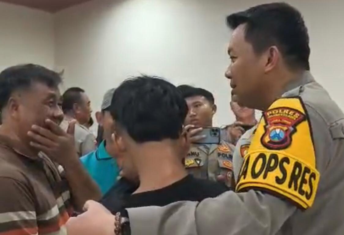 IMG 20250902 WA0040 1 Kapolres Mojokerto Kota, AKBP Herdiawan Arifianto saat menyerahkan remaja yang diduga akan ikut demo ke orang tuanya, Senin (1/9/2025) (Redaksi / Kabarterdepan.com)