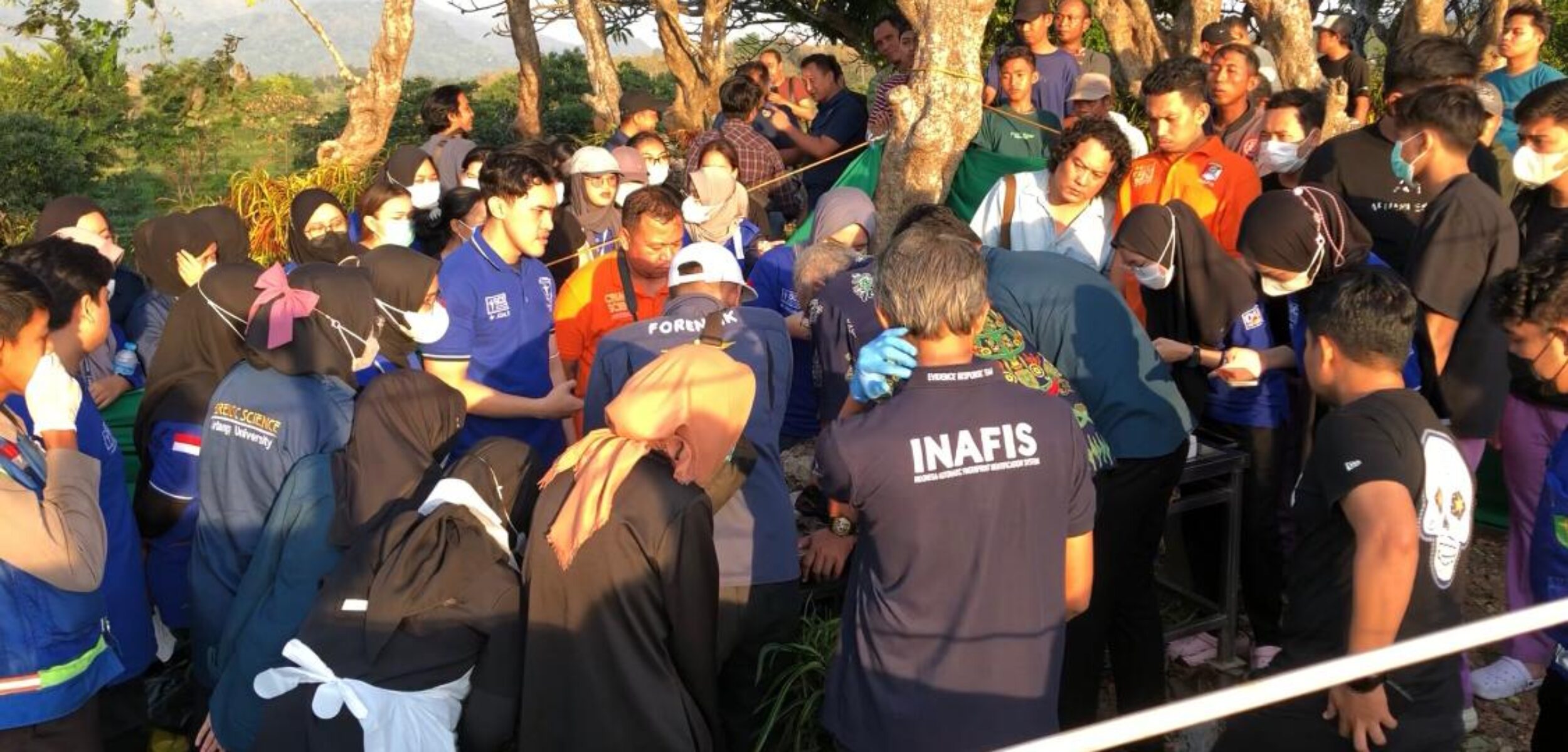 Petugas membongkar makam jasad bayi diduga korban aborsi di Desa Sumberkembar, Kecamatan Pacet, Kabupaten Mojokerto (Redaksi / Kabarterdepan.com)