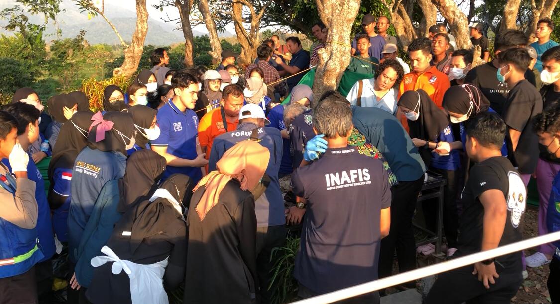 Petugas membongkar makam jasad bayi diduga korban aborsi di Desa Sumberkembar, Kecamatan Pacet, Kabupaten Mojokerto (Redaksi / Kabarterdepan.com)