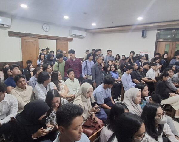Ratusan Mahasiswa FH UGM Kawal Persidangan Perdana Tabrakan Maut Argo Ericko Achfandi di PN Sleman
