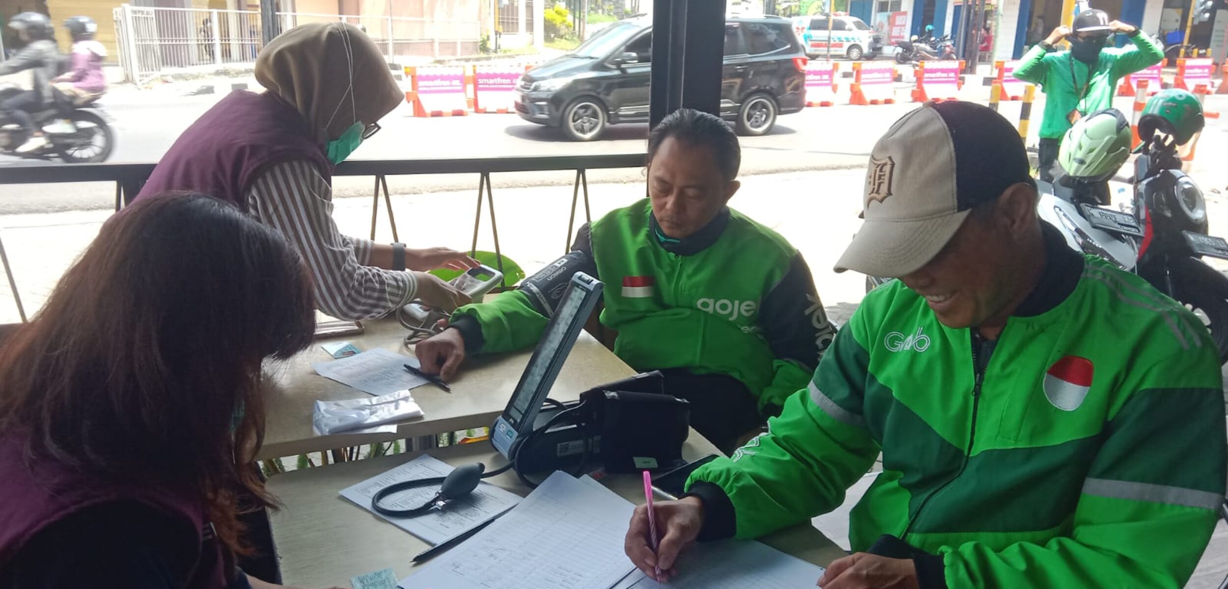 Wujud Bentuk Kepedulian, Ojol Kota Batu Ikut Berjaga di Pos Polisi Batos