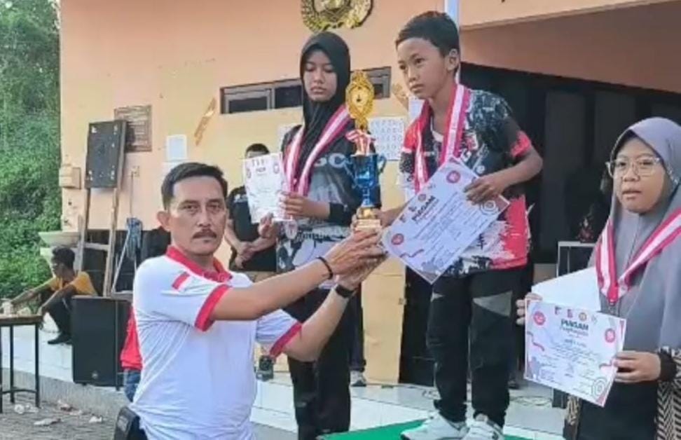 IMG 20250906 WA00251 2 Ketua Panitia, Iwan Hermawan saat memberikan trofi kepada Juara 1 Lomba Menembak Piala Kemerdekaan RI Perbakin Kota Mojokerto di Lapangan Tembak SPN Polda Jatim