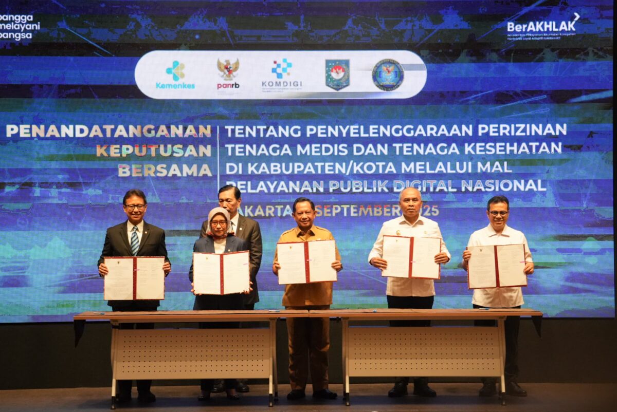 IMG 20250909 WA0106 2 Menteri Pendayagunaan Aparatur Negara dan Reformasi Birokrasi (PANRB), Rini Widyantini menandatangani Surat Keputusan Bersama (SKB) lima kementerian/lembaga, yaitu Menteri Dalam Negeri, Menteri PANRB, Menteri Komunikasi dan Digital, Menteri Kesehatan, serta Kepala BSSN di Ballroom Leimena, Gedung Adhyatama Kemenkes RI, Jakarta, Selasa (9/9/2025) (Kominfo Kota Mojokerto)
