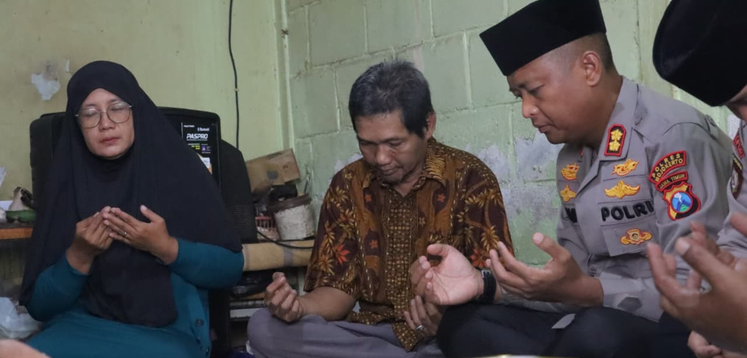 Kapolres Mojokerto AKBP Ihram Kustarto didampingi jajaran pejabat utama takziah ke rumah duka korban mutilasi, TAS (25) di Desa Made, Kecamatan Lamongan, Kabupaten Lamongan (Humas Polres Mojokerto)