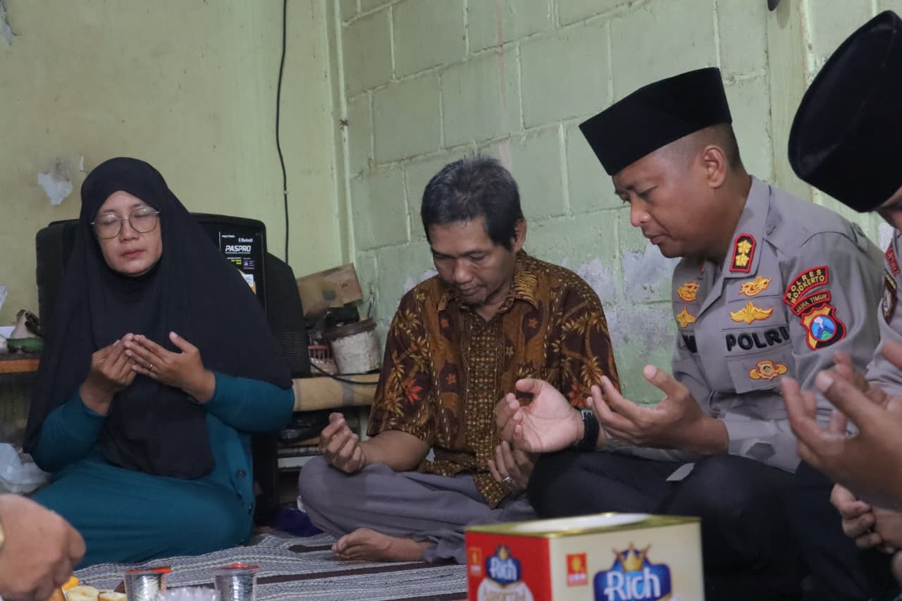 Kapolres Mojokerto AKBP Ihram Kustarto didampingi jajaran pejabat utama takziah ke rumah duka korban mutilasi, TAS (25) di Desa Made, Kecamatan Lamongan, Kabupaten Lamongan (Humas Polres Mojokerto)