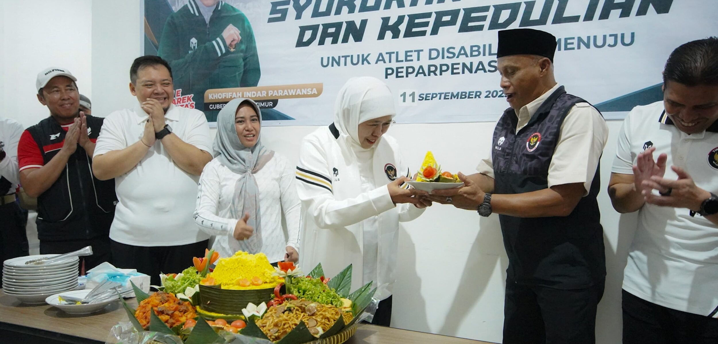 Gubernur Jatim, Khofifah Indar Parawansa bersama Wali Kota Mojokerto yang akrab disapa Ning Ita hadir langsung dalam syukuran Haornas 2025, di Kantor Sekretariat NPCI (National Paralympic Committee Indonesia) Jatim, Kamis (11/9/2025) (Kominfo Kota Mojokerto)