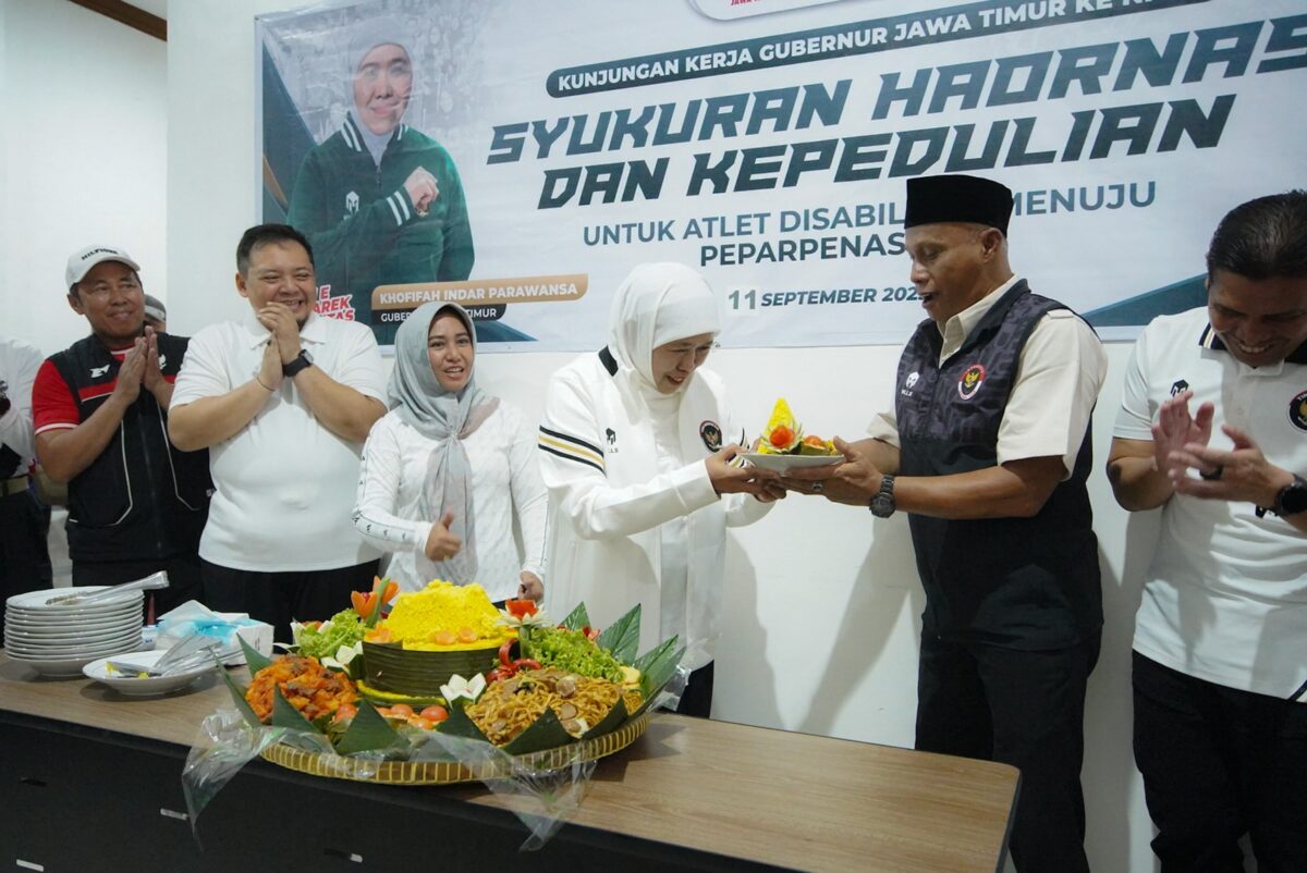 Gubernur Jatim, Khofifah Indar Parawansa bersama Wali Kota Mojokerto yang akrab disapa Ning Ita hadir langsung dalam syukuran Haornas 2025, di Kantor Sekretariat NPCI (National Paralympic Committee Indonesia) Jatim, Kamis (11/9/2025) (Kominfo Kota Mojokerto)