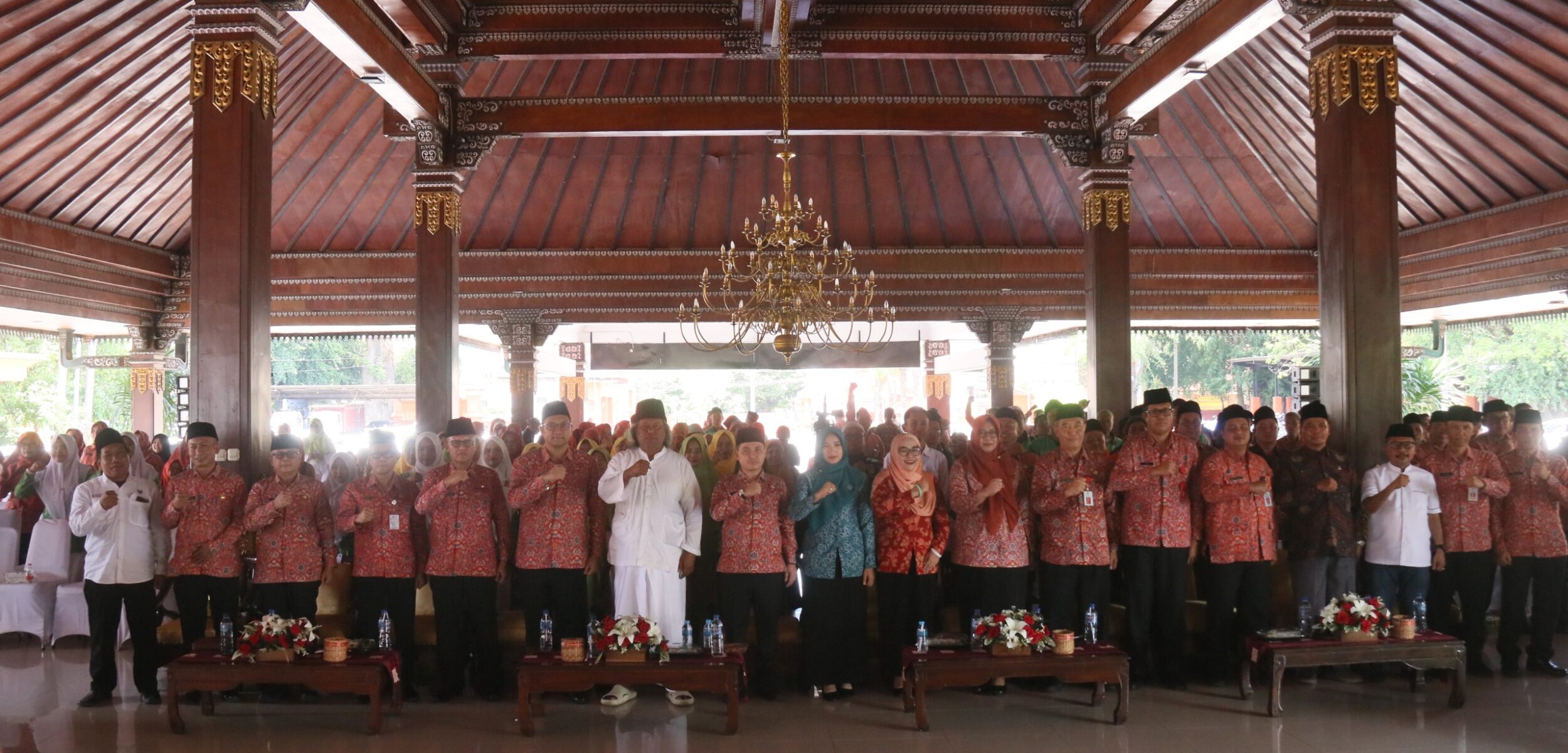 Bupati Mojokerto Muhammad Al Barra dalam acara Peringatan Hari Besar Keagamaan Maulid Nabi Muhammad SAW. (Kominfo Kab Mojokerto)