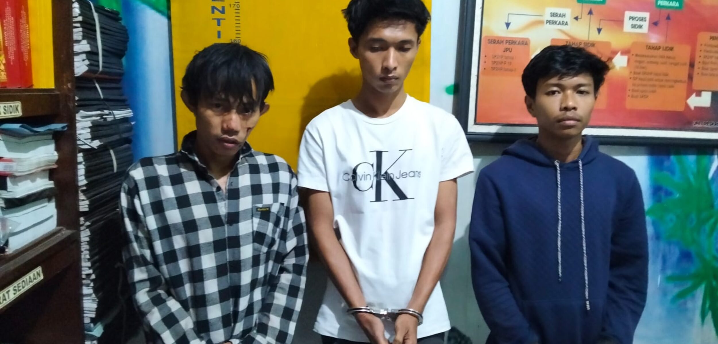 Ketiga pelaku curanmor, Mustofa (29), Top Roni (34) dan Tri Susanto (22) saat diamankan polisi (Redaksi / Kabarterdepan.com)
