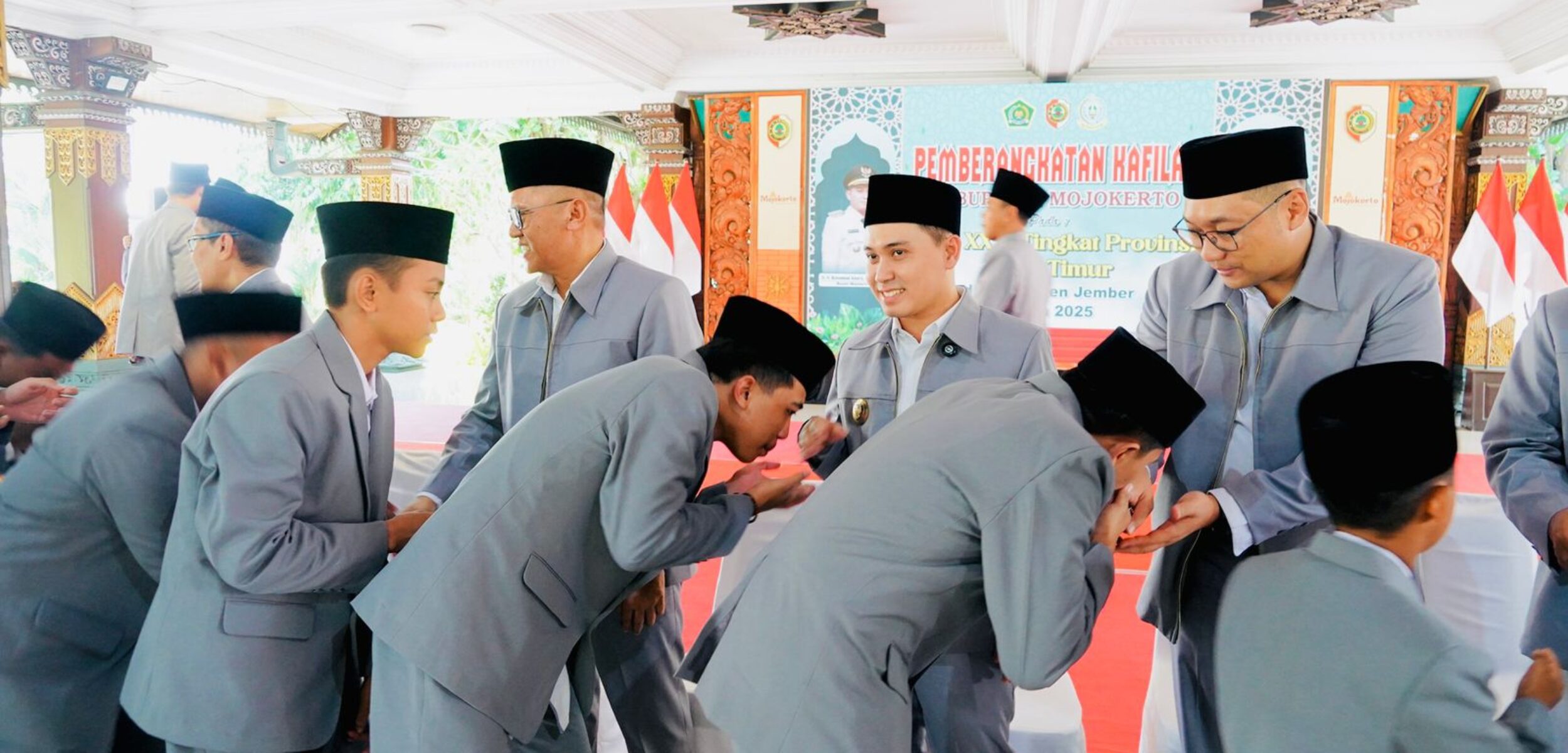 IMG 20250912 WA0306 1 Bupati Mojokerto Muhammad Al Barra resmi memberangkatkan 52 kafilah Kabupaten Mojokerto untuk mengikuti Musabaqah Tilawatil Qur’an (MTQ) XXXI Tingkat Provinsi Jawa Timur tahun 2025. (Kominfo Kab Mojokerto)