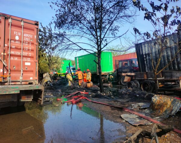 Api Lahap Ruang Tunggu Kendaraan Pelabuhan Kalimas