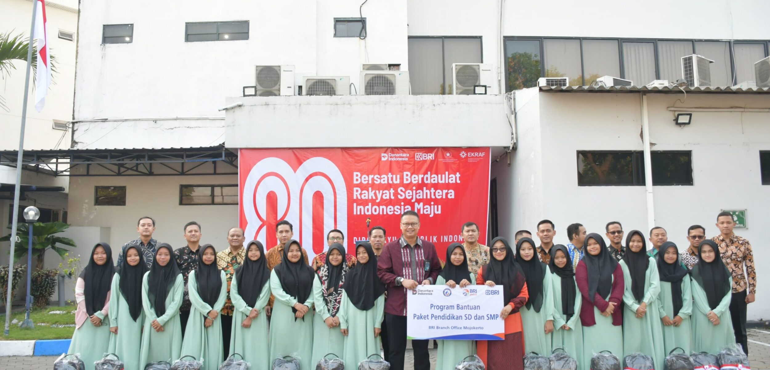 Semarak HUT Ke-80 RI, BRI Mojokerto Gelar Upacara 17 Agustus hingga Penyerahan Bantuan Pendidikan