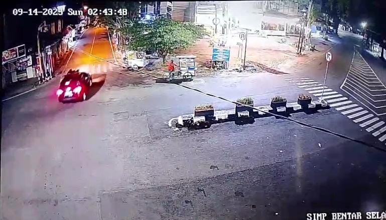IMG 20250915 WA0115 1 1 Tangkapan layar saat Toyota Kijang Innova menabrak pemotor di simpang empat eks Bentar, Kelurahan / Kecamatan Kranggan, Minggu (14/9/2025) dini hari sekitar pukul 03.00 WIB (Redaksi / Kabarterdepan.com)