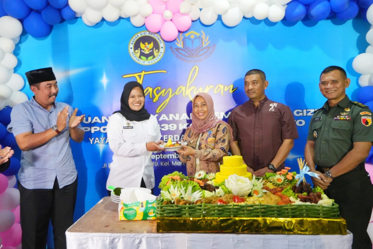 IMG 20250915 WA0154 1 Wali Kota Mojokerto yang akrab disapa Ning Ita meresmikan Satuan Pelayanan Pemenuhan Gizi (SPPG) Meri 439 yang berlokasi di Gedung Badan Gizi Nasional, Senin (15/9/2025) malam (Kominfo Kota Mojokerto)