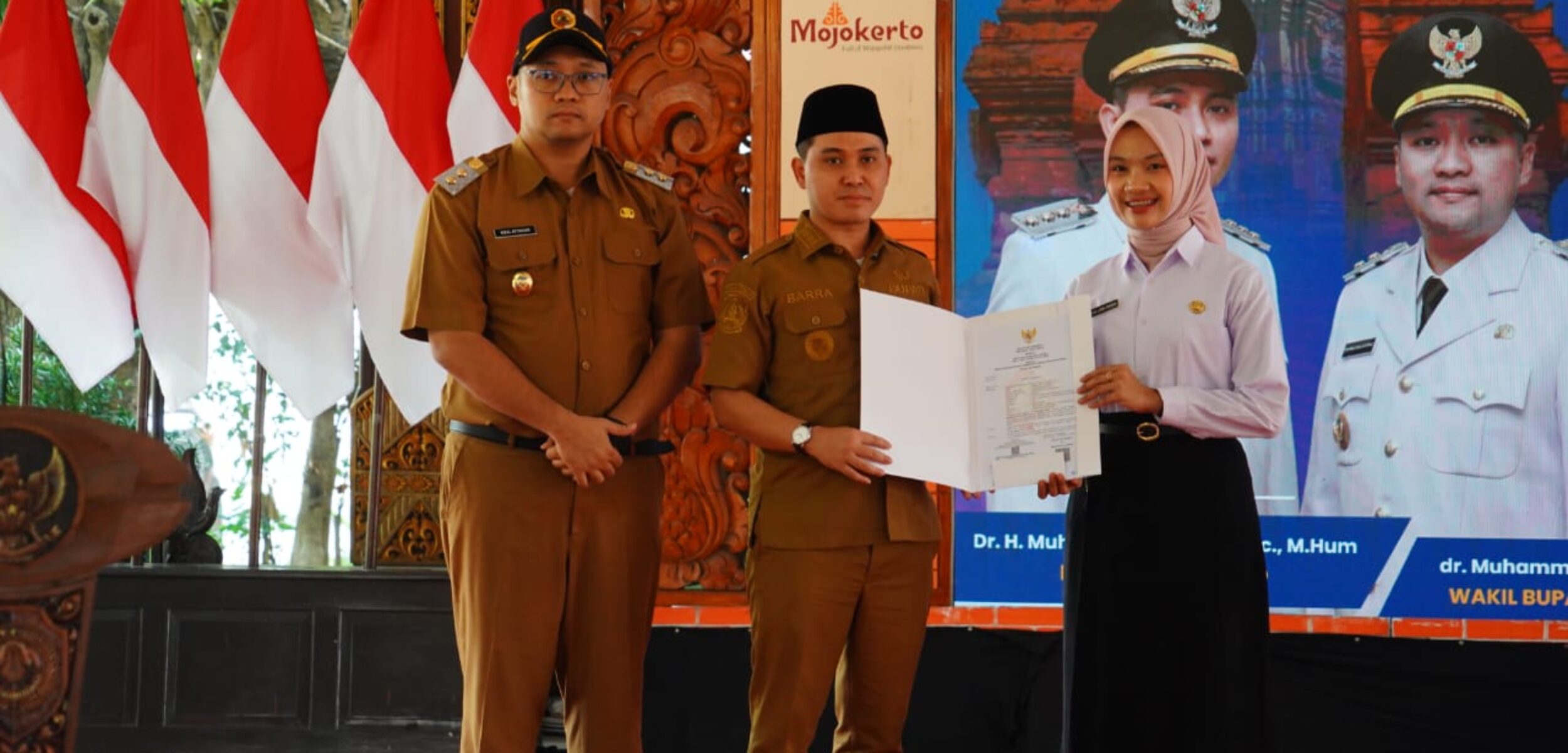 Bupati Mojokerto Muhammad Al Barra menyerahkan SK sekaligus melantik 69 PPPK Kabupaten Mojokerto. (Kominfo Kab Mojokerto)