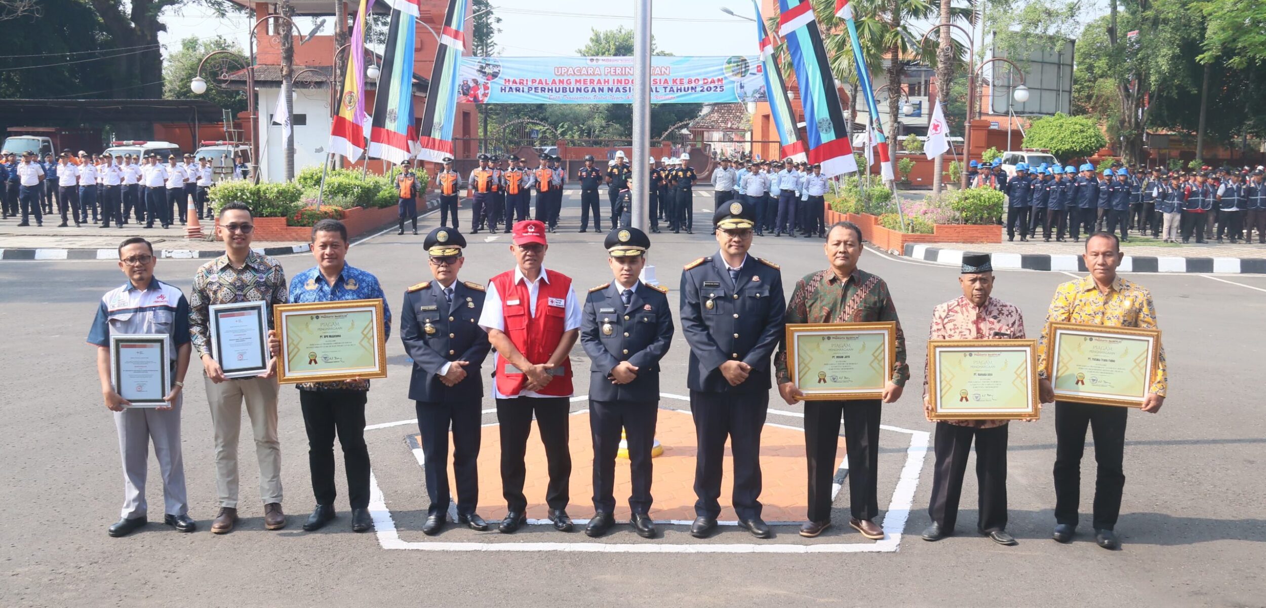 IMG 20250917 WA0222 1 Gus Bupati memberikan apresiasi kepada relawan PMI dan insan perhubungan Kabupaten Mojokerto. (Kominfo Kab Mojokerto)