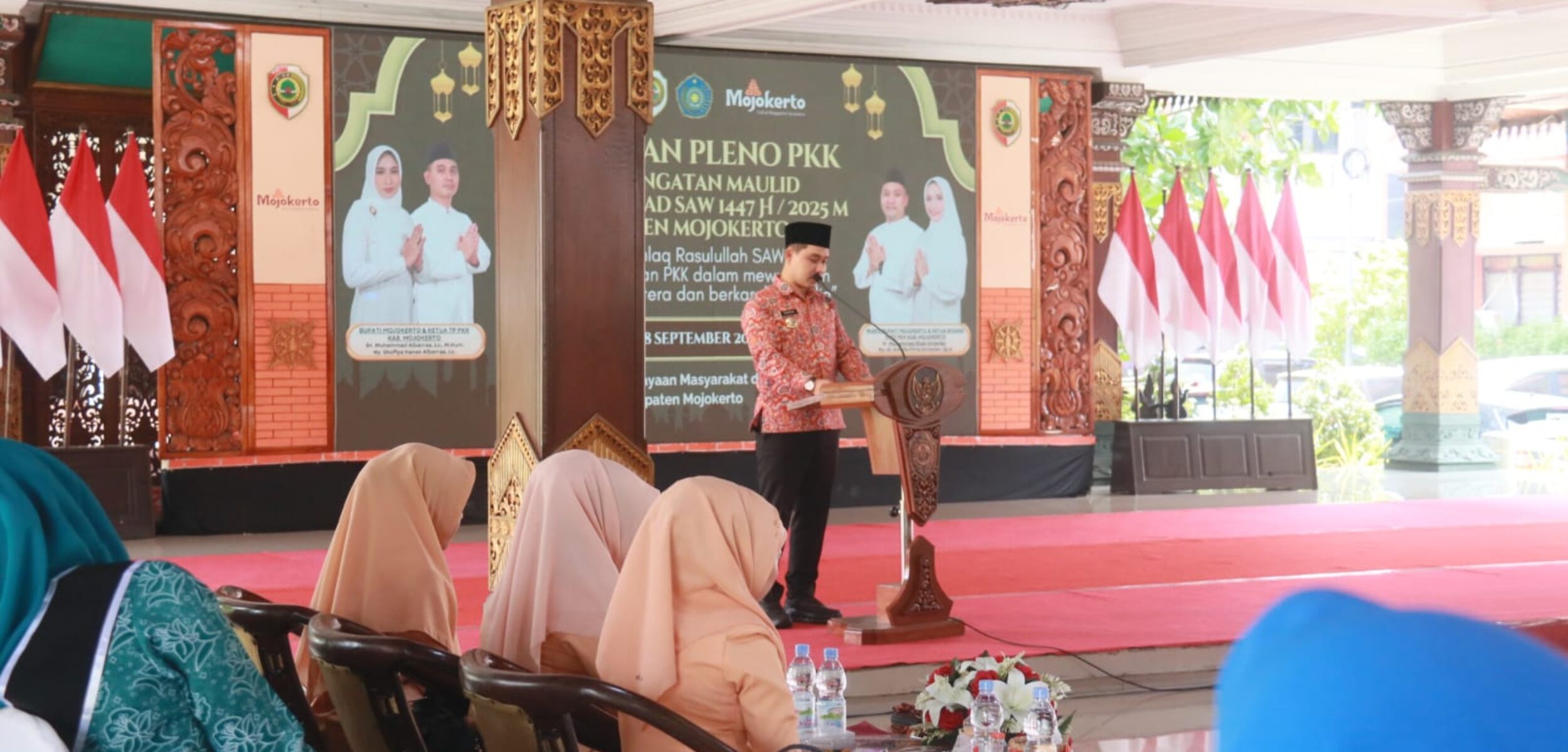 Bupati Mojokerto dalam acara pertemuan pleno Tim Penggerak PKK Kabupaten Mojokerto sekaligus peringatan Maulid Nabi Muhammad SAW 1447 H/2025 M. (Kominfo Kab Mojokerto)