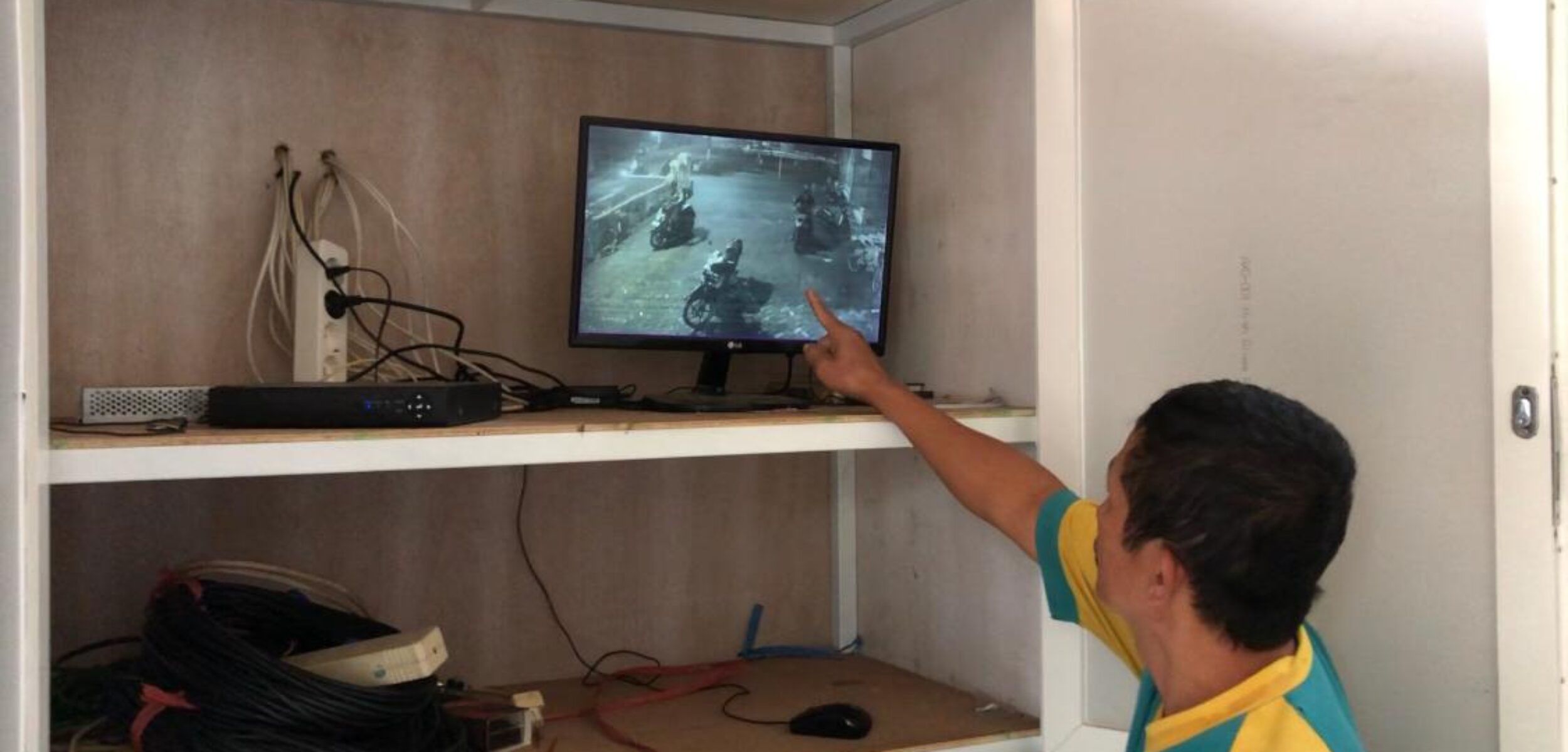 Marbot masjid saat menunjukkan rekaman CCTV (Redaksi / Kabarterdepan.com)