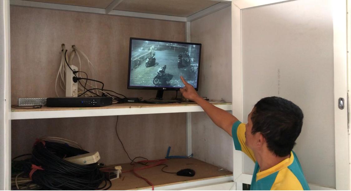 Marbot masjid saat menunjukkan rekaman CCTV (Redaksi / Kabarterdepan.com)