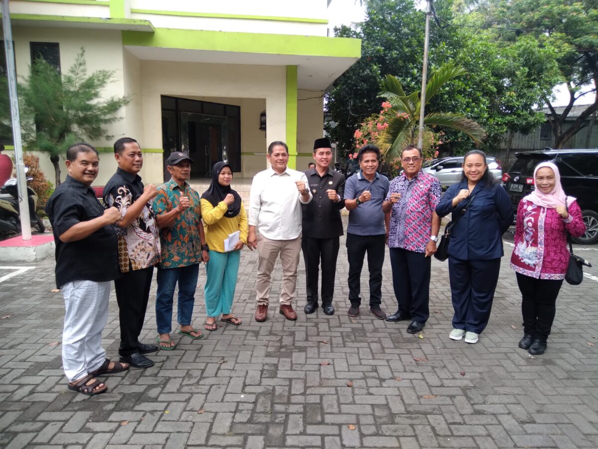 Anggota DPRD kota Bekasi Arif Rahman hakim dan Solikin bersama bapak Husin usai mediasi kasus pemotongan gaji