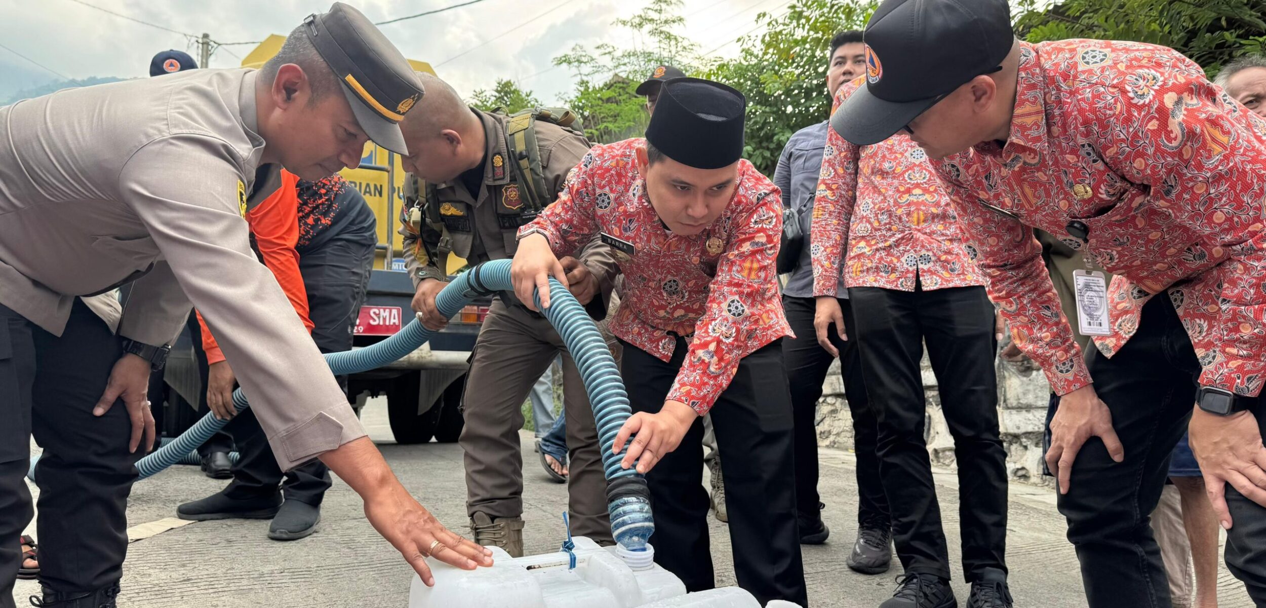 Bupati Mojokerto Muhammad Albarra yang akrab disapa Gus Bupati, turun langsung untuk menyalurkan bantuan air bersih. (Kominfo Kab Mojokerto)