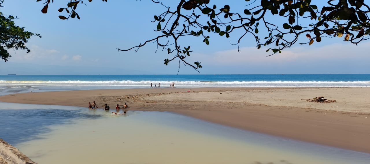 Potret anak-anak bermain di Pantai Citepus. (Idris / Kabarterdepan.com)