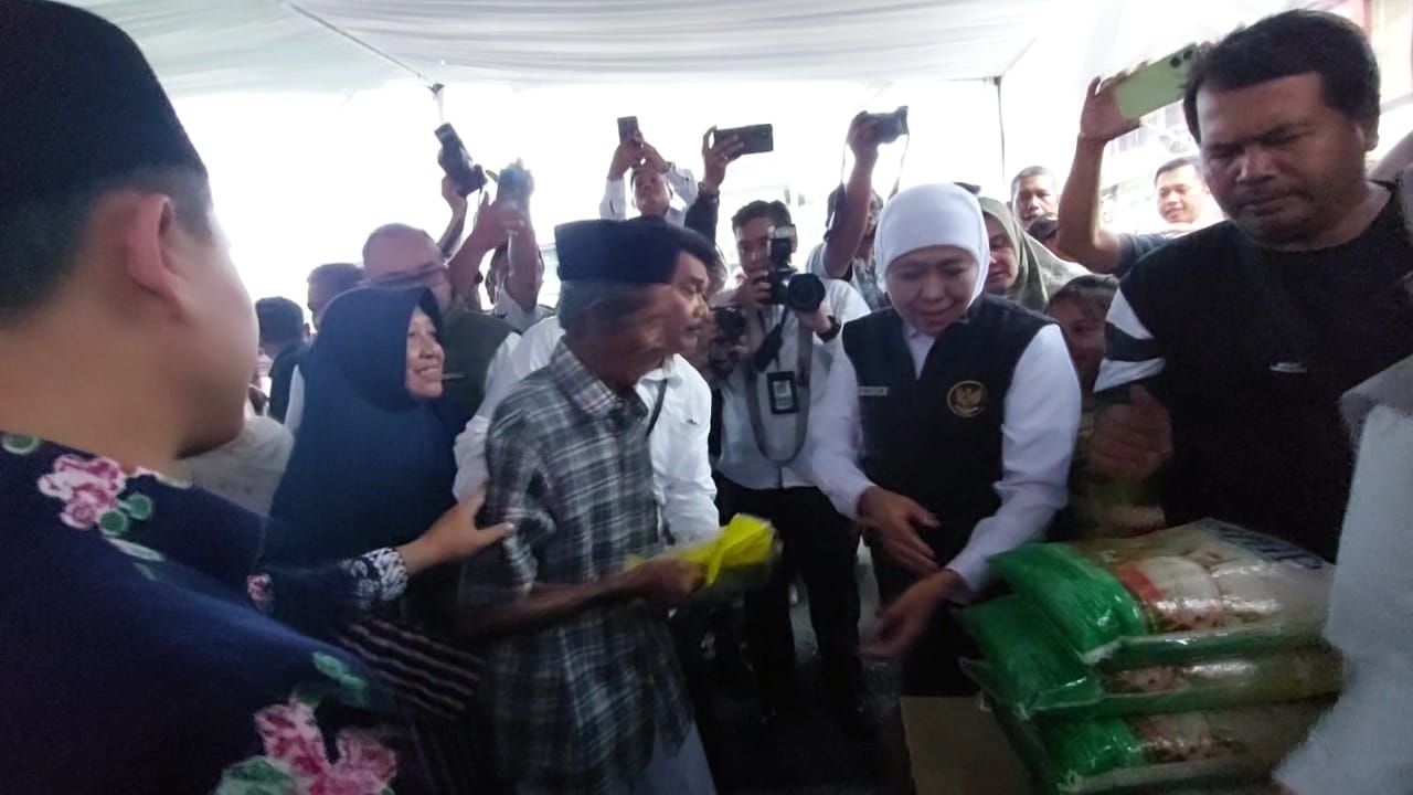 Gubernur Jatim, Khofifah Indar Parawansa saat meninjau pasar murah di Pacet, Minggu 21/9/2025 (Redaksi / Kabarterdepan.com)