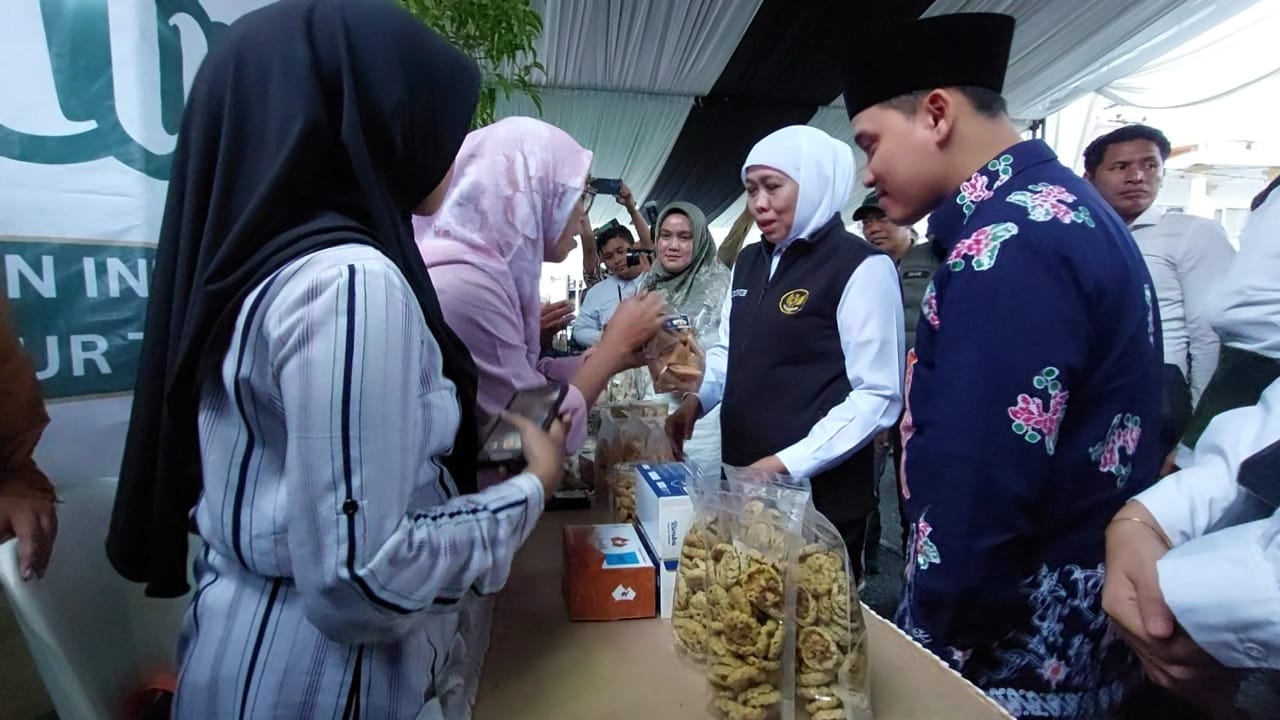 Bupati Mojokerto, Gus Barra mendampingi Gubernur Jatim Khofifah Indar Parawansa saat meninjau pasar murah di Pacet, Minggu 21/9/2025 (Redaksi / Kabarterdepan.com)