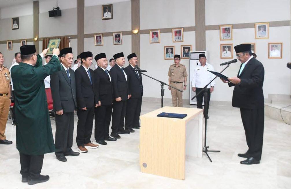 Potret pelantikan lima Pimpinan Baznas Kabupaten Sukabumi oleh Bupati Asep Japar. (Idris / Kabarterdepan.com)