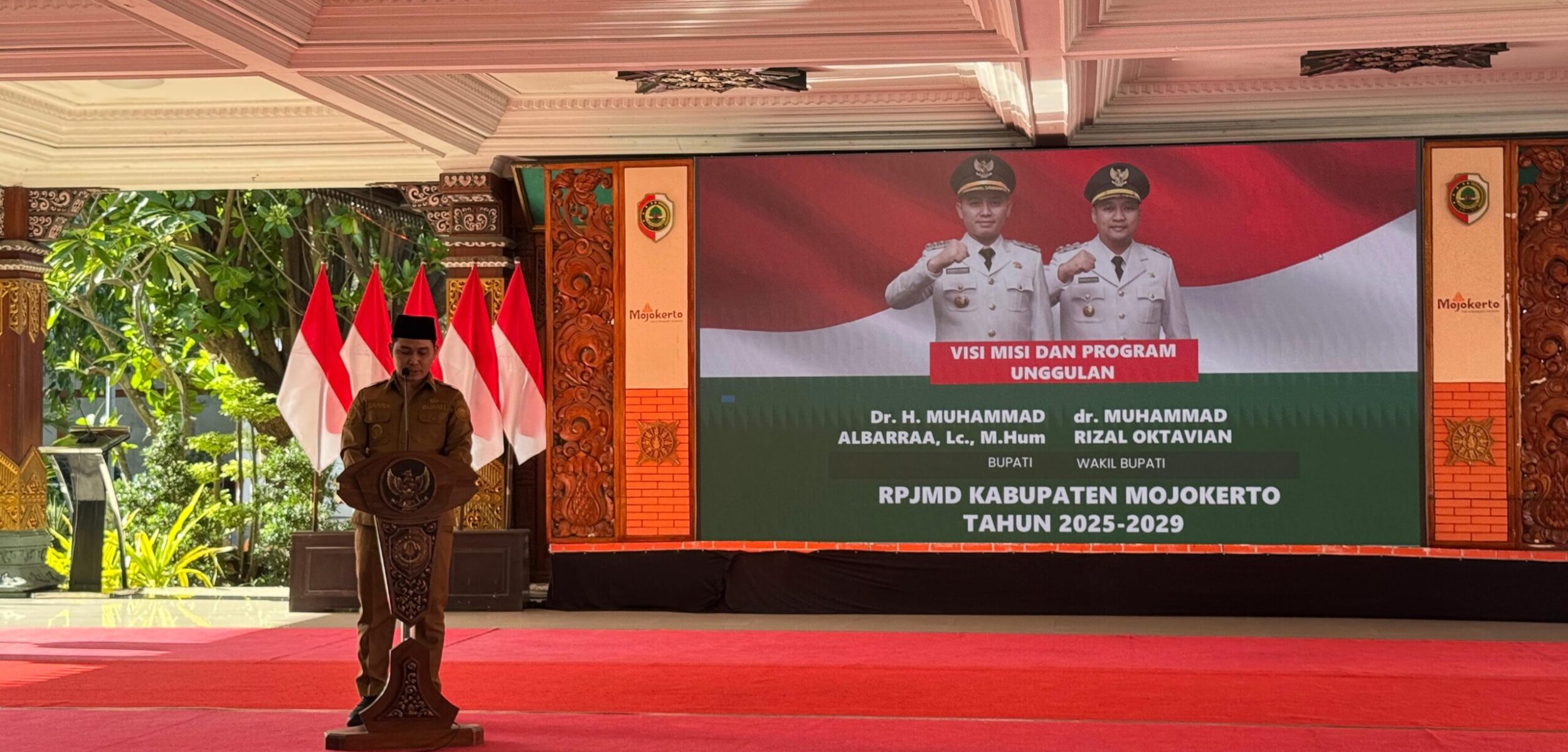 Bupati Mojokerto Muhammad Al Barra memberikan sambutan dalam acara sosialisasi Peraturan Daerah (Perda) Nomor 6 Tahun 2025 tentang Rencana Pembangunan Jangka Menengah Daerah (RPJMD) Kabupaten Mojokerto Tahun 2025-2029.. (Kominfo Kab Mojokerto)