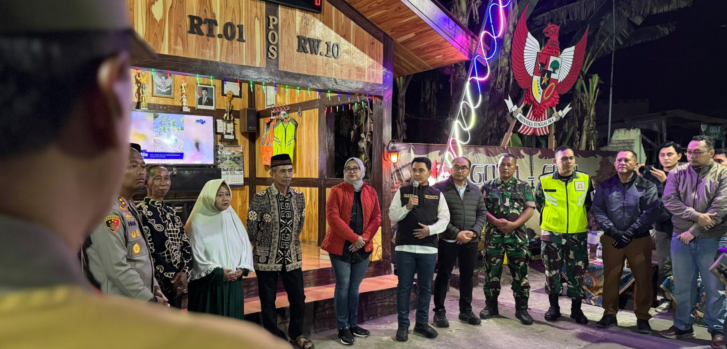 Bupati Mojokerto Muhammad Al Barra bersama Forum Komunikasi Pemerintah Daerah (Forkopimda) kembali menggalakkan program sistem keamanan lingkungan (Siskamling). (Kominfo Kab Mojokerto)