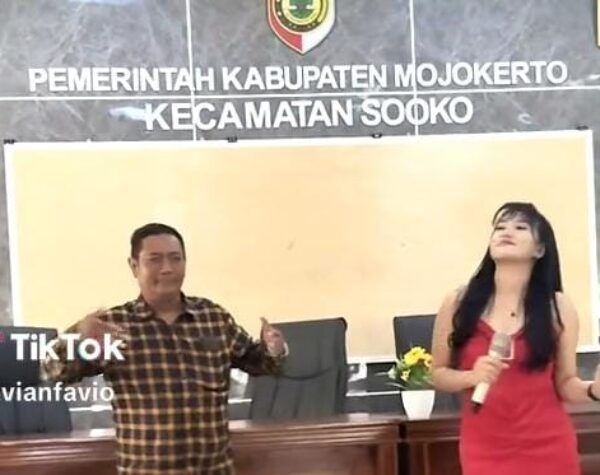 Heboh! Video Kades di Mojokerto Joget Bareng Penyanyi di Kantor Kecamatan Sooko Mojokerto