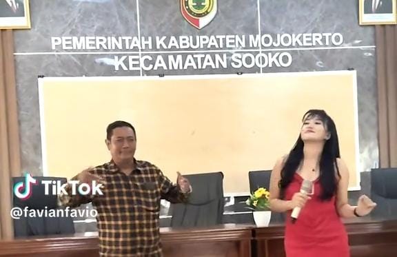 Tangkapan layar video TikTok @favianfavio yang menampilkan Kades Tempuran, Slamet sedang berjoget dengan biduan / penyanyi (Redaksi / Kabarterdepan.com)