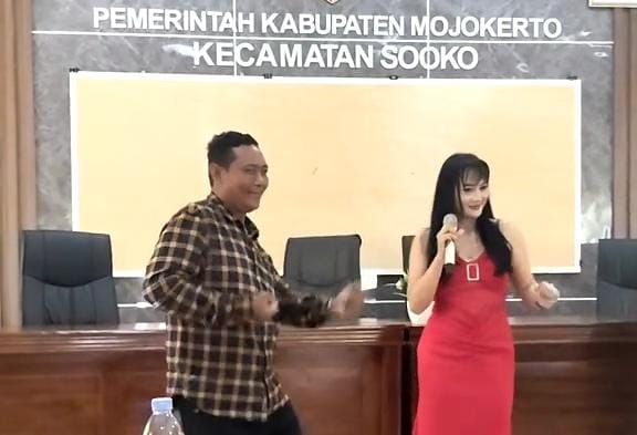 Tangkapan layar video TikTok @favianfavio yang menampilkan Kades Tempuran, Slamet sedang berjoget dengan biduan / penyanyi (Redaksi / Kabarterdepan.com)