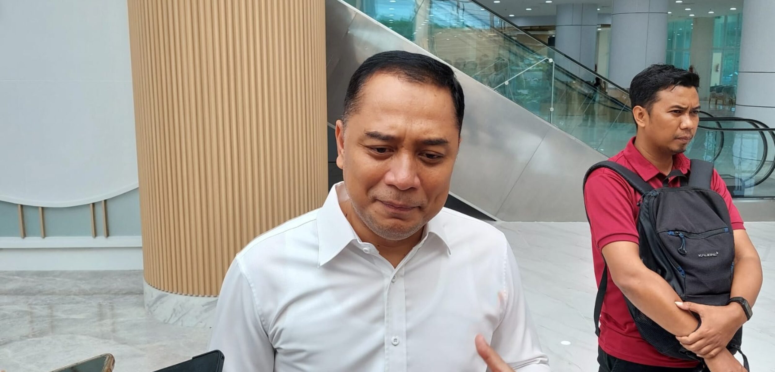 Wali Kota Surabaya Eri Cahyadi menyoroti dampak kost kost an di pemukiman warga. (Husni Habib/kabarterdepan.com)